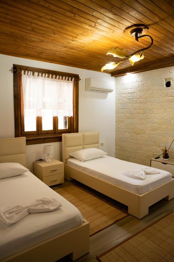 Eni Entire Guesthouse Parking On Site ベラト エクステリア 写真