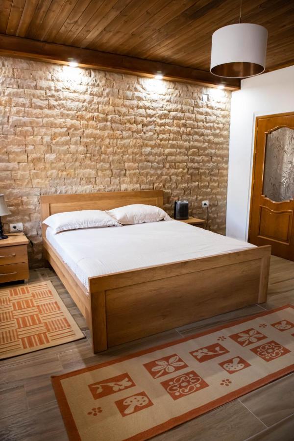 Eni Entire Guesthouse Parking On Site ベラト エクステリア 写真